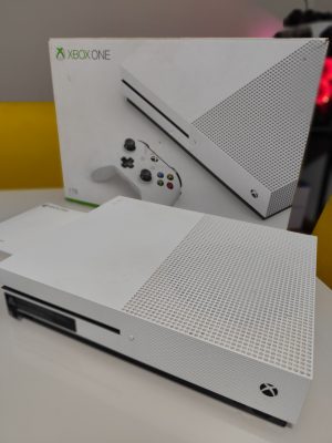 Xbox One S 500GB Semi novo completo